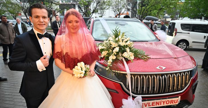Türkiye’nin otomobili ilk kez gelin arabası oldu Türkiye’nin otomobili ilk kez gelin arabası oldu