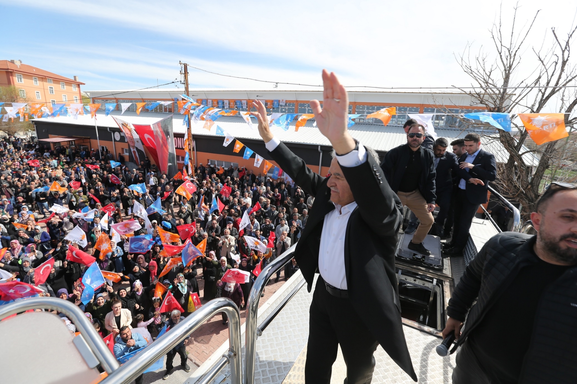 Bakan Akar ve Başkan Büyükkılıç’ın Tomarza ve Bünyan Ziyaretleri Mini Mitinge Dönüştü Bakan Akar ve Başkan Büyükkılıç’ın Tomarza ve Bünyan Ziyaretleri Mini Mitinge Dönüştü