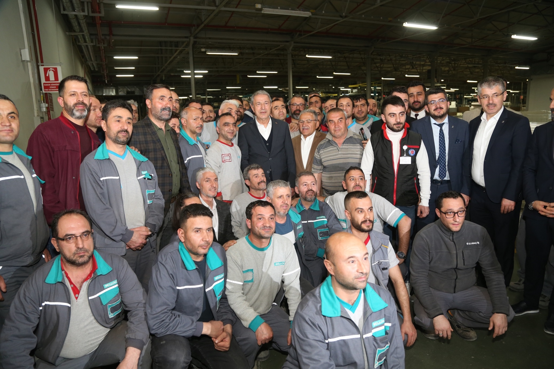 Bakan Akar ve Başkan Büyükkılıç, Sahuru Mobilya İşçileriyle Yaptılar Bakan Akar ve Başkan Büyükkılıç, Sahuru Mobilya İşçileriyle Yaptılar