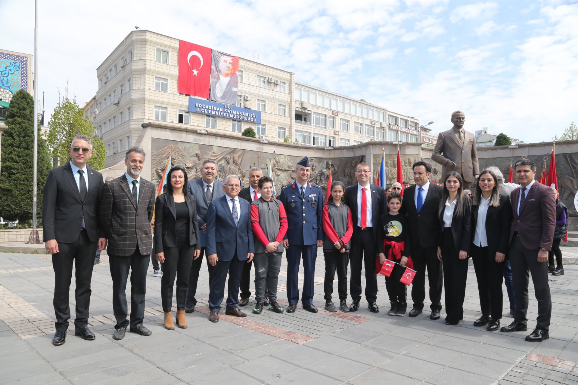 Başkan Büyükkılıç, Çocukların 23 Nisan Coşkusuna Ortak Oldu Başkan Büyükkılıç, Çocukların 23 Nisan Coşkusuna Ortak Oldu