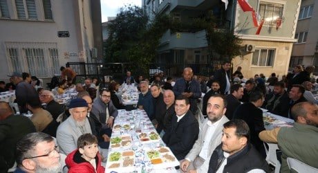 Tütüncü, iftarda Yenikapı’nın misafiri