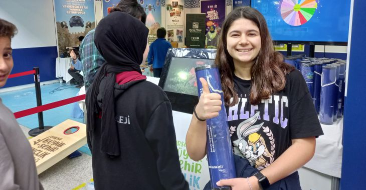 Fuarda gençlik kulübüne yoğun ilgi Fuarda gençlik kulübüne yoğun ilgi