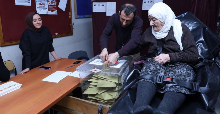 Ambulansla okula, sedye ile sandığa Ambulansla okula, sedye ile sandığa