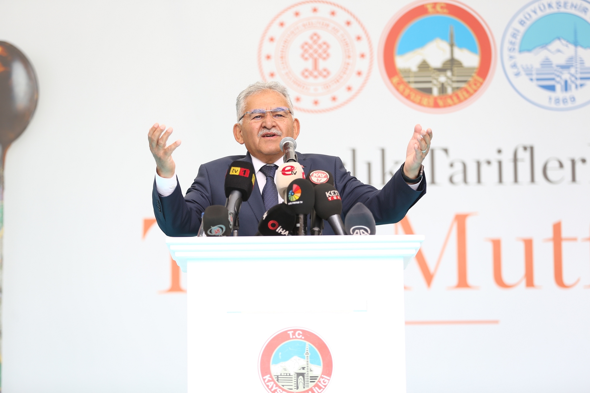 Başkan Büyükkılıç, Vali Çiçek ile Birlikte Asırlık Tariflerle Türk Mutfağı Etkinliklerine Katıldı Başkan Büyükkılıç, Vali Çiçek ile Birlikte Asırlık Tariflerle Türk Mutfağı Etkinliklerine Katıldı