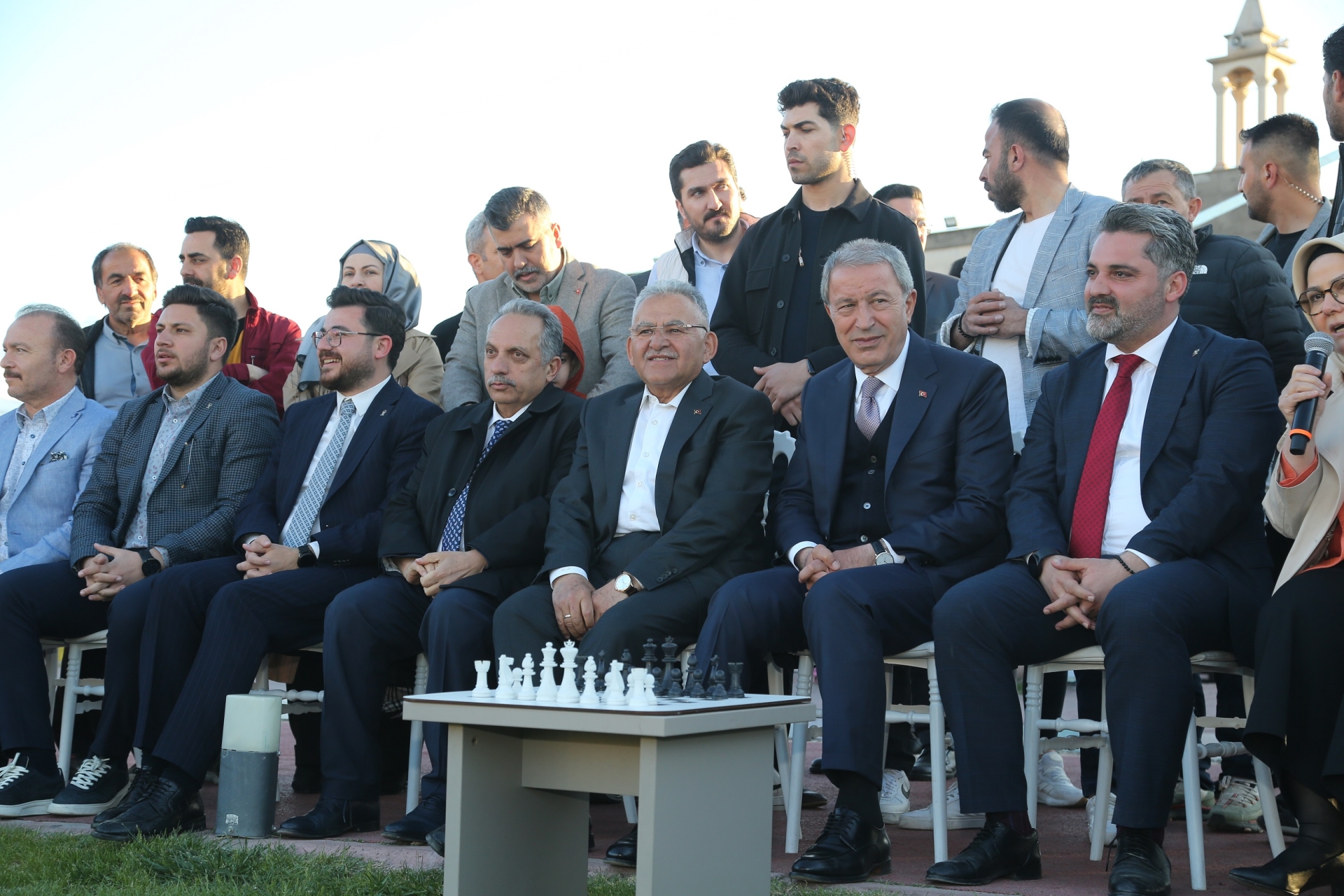 Bakan Akar’dan Gençlerle Keyifli Buluşma Bakan Akar’dan Gençlerle Keyifli Buluşma