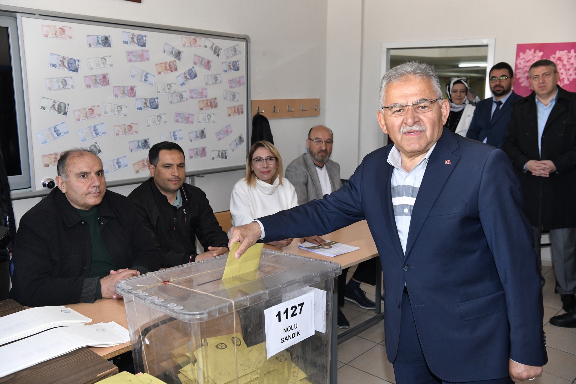 Başkan Büyükkılıç, Eşi Necmiye Büyükkılıç İle Oyunu Kullandı Başkan Büyükkılıç, Eşi Necmiye Büyükkılıç İle Oyunu Kullandı