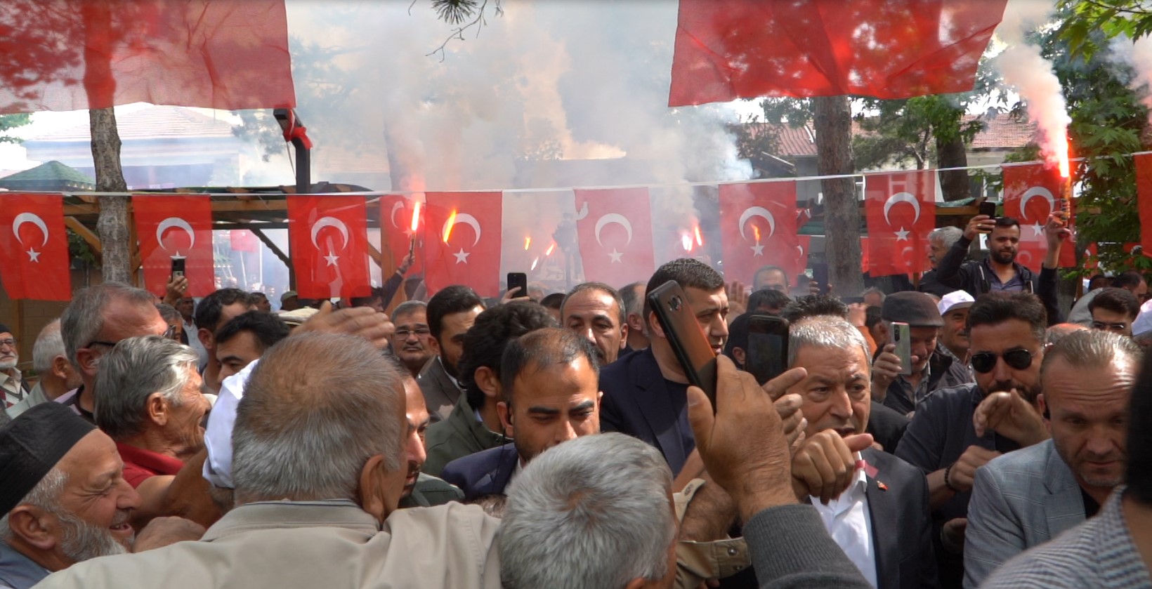 Bakan Akar ve Başkan Büyükkılıç’a Tomarza’da Meşaleli Karşılama Bakan Akar ve Başkan Büyükkılıç’a Tomarza’da Meşaleli Karşılama