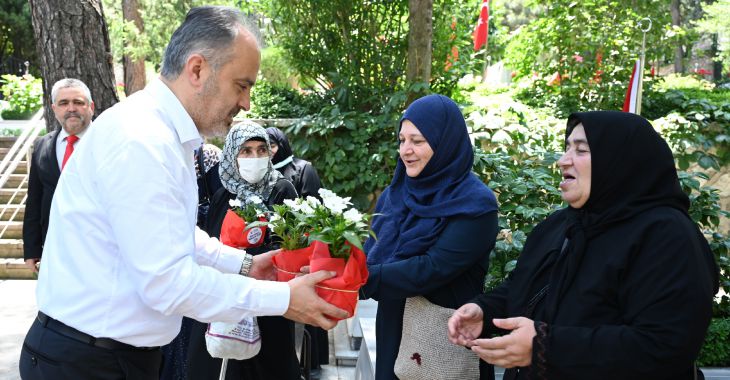Şehitlikte bayram hüznü Şehitlikte bayram hüznü