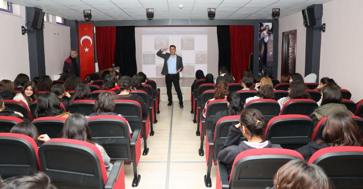 Liseliler, ‘Yaşayan geçmişi ile’ Bursa’yı tanıyor Liseliler, ‘Yaşayan geçmişi ile’ Bursa’yı tanıyor