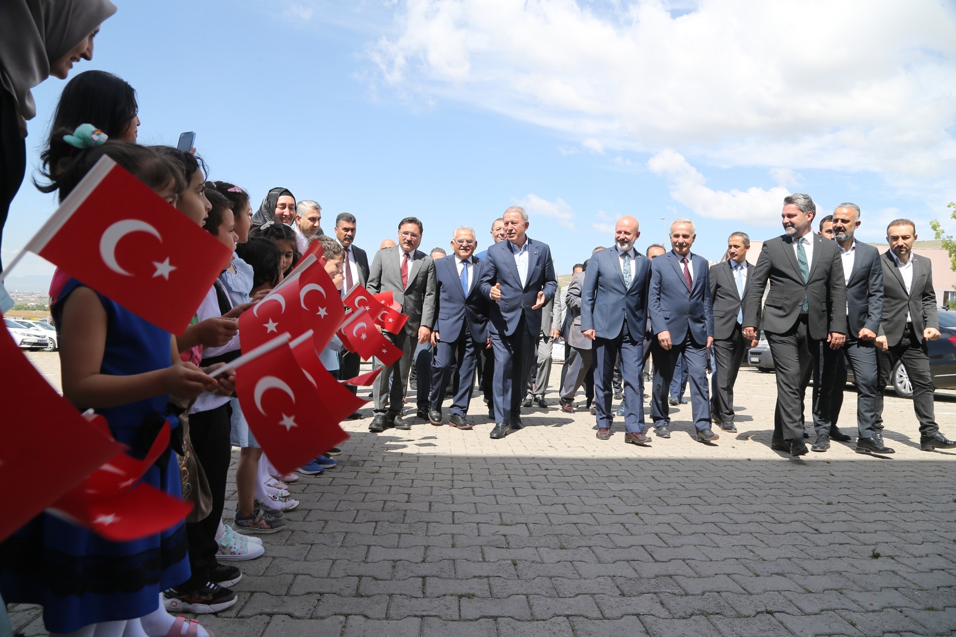 Başkan Büyükkılıç Miniklerin Karne Sevincini Paylaştı Başkan Büyükkılıç Miniklerin Karne Sevincini Paylaştı