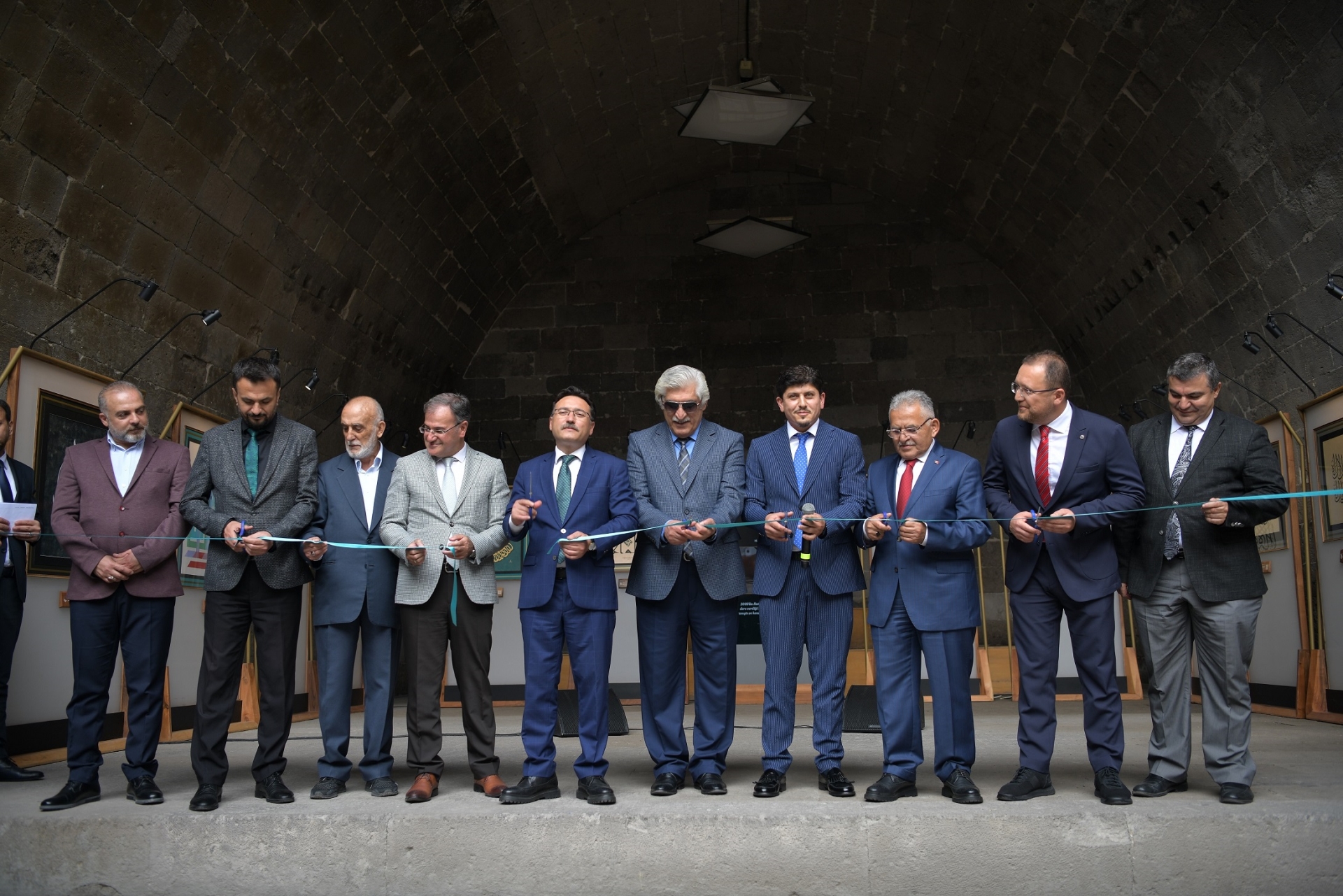 Vali Çiçek ve Başkan Büyükkılıç, Kelime-i Tevhid Hat Eserleri Sergisi’nin Açılışını Yaptı Vali Çiçek ve Başkan Büyükkılıç, Kelime-i Tevhid Hat Eserleri Sergisi’nin Açılışını Yaptı