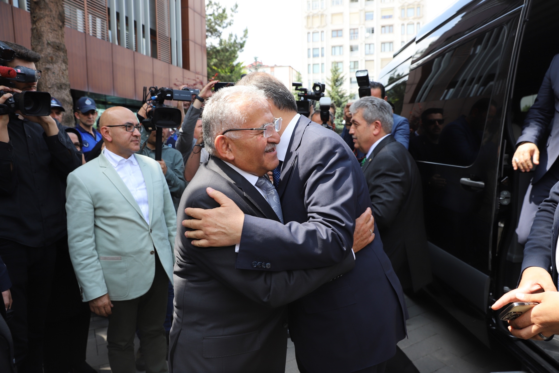 Bakan Özhaseki’ye Büyükşehir’de Coşkulu Karşılama Bakan Özhaseki’ye Büyükşehir’de Coşkulu Karşılama