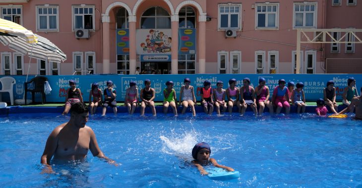 Okul bahçeleri havuzlarla şenlendi Okul bahçeleri havuzlarla şenlendi