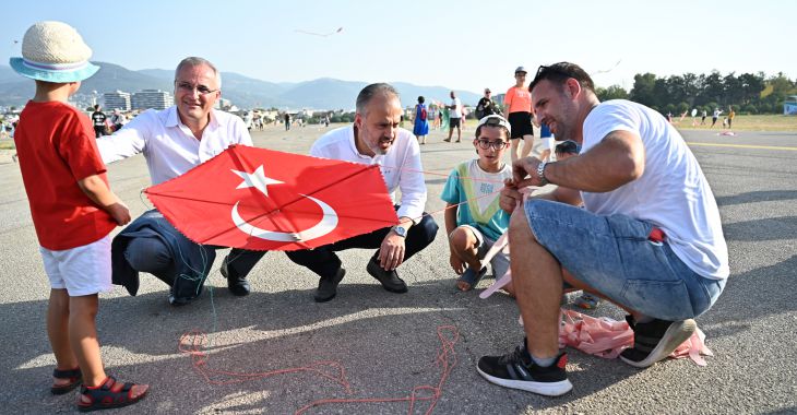Zafer coşkusu Bursa semalarında Zafer coşkusu Bursa semalarında