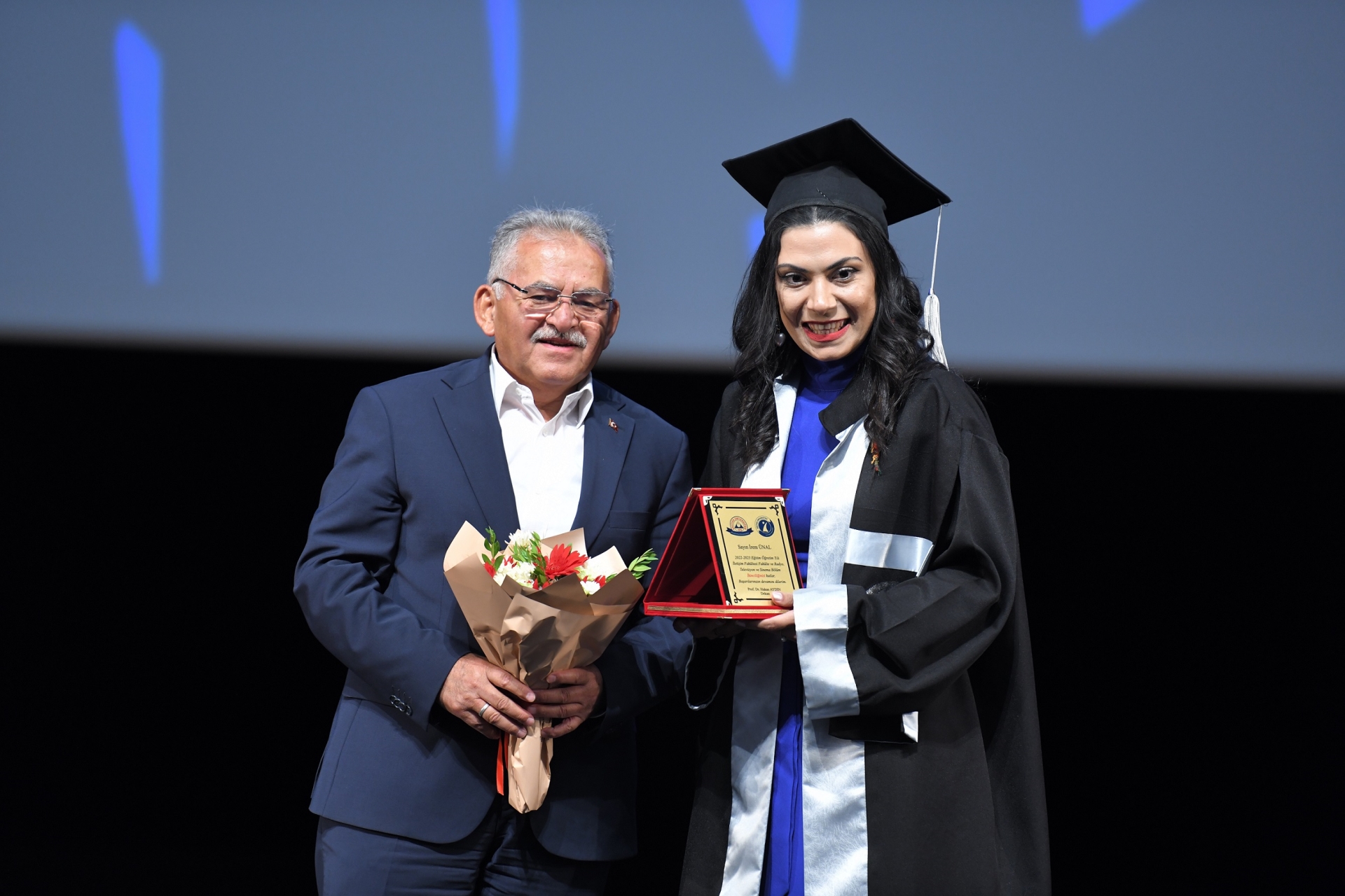 Büyükkılıç, Genç İletişimcilerin Mezuniyet Töreni Coşkusuna Ortak Oldu Büyükkılıç, Genç İletişimcilerin Mezuniyet Töreni Coşkusuna Ortak Oldu