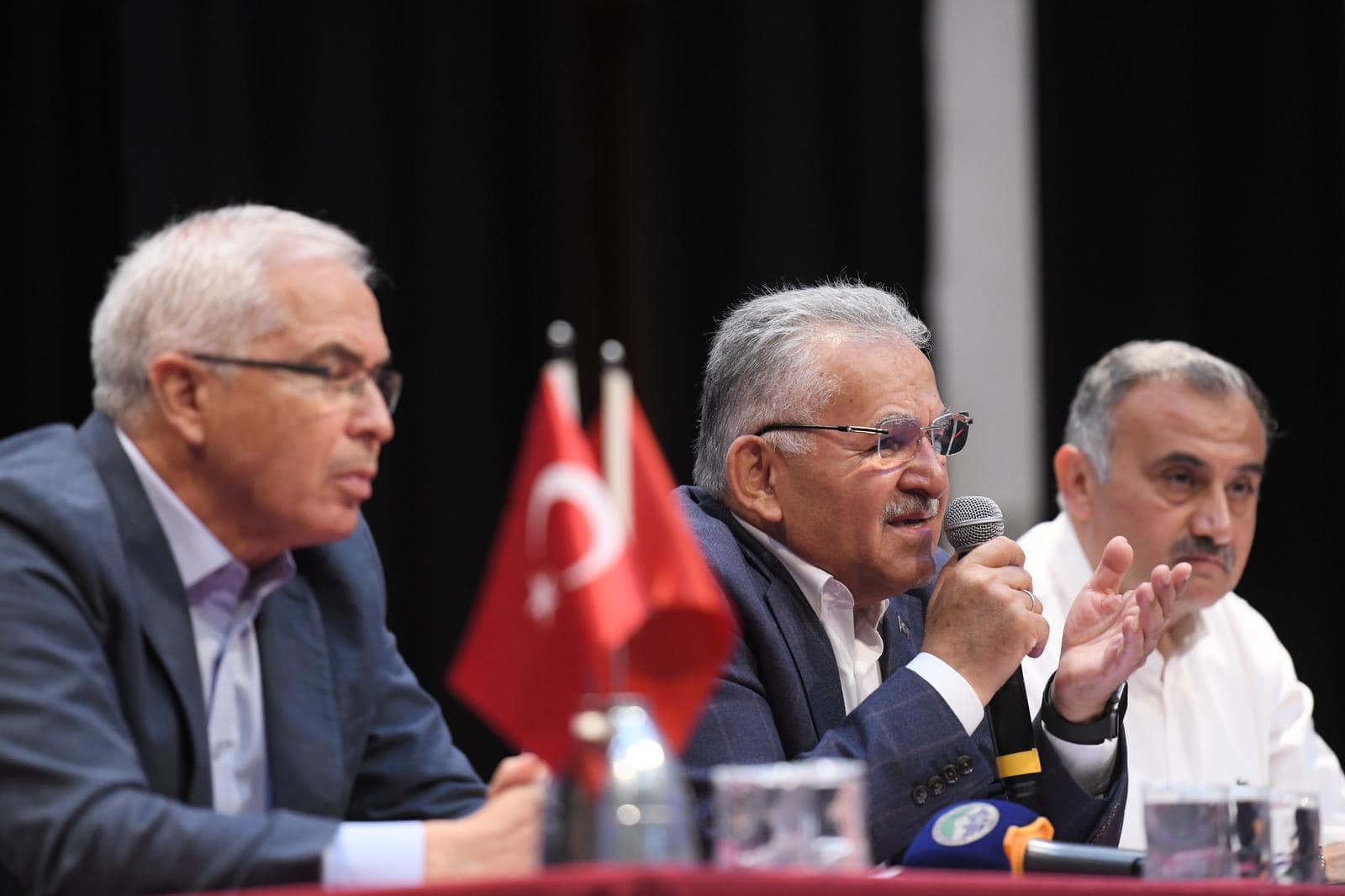 Başkan Büyükkılıç’tan Develi’de Muhtarlarla İstişare Toplantısı Başkan Büyükkılıç’tan Develi’de Muhtarlarla İstişare Toplantısı