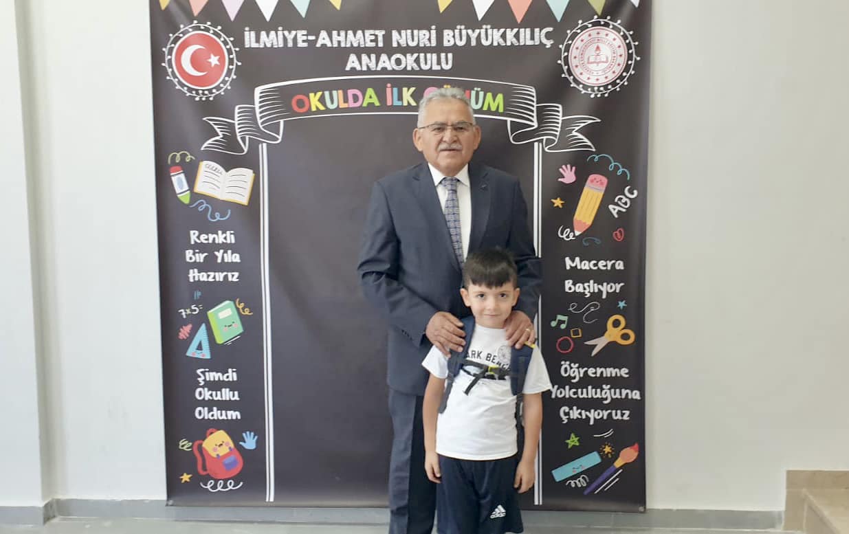 Başkan Büyükkılıç, İlmiye-Ahmet Büyükkılıç İlkokulu’nda Miniklerin Heyecanına Ortak Oldu Başkan Büyükkılıç, İlmiye-Ahmet Büyükkılıç İlkokulu’nda Miniklerin Heyecanına Ortak Oldu