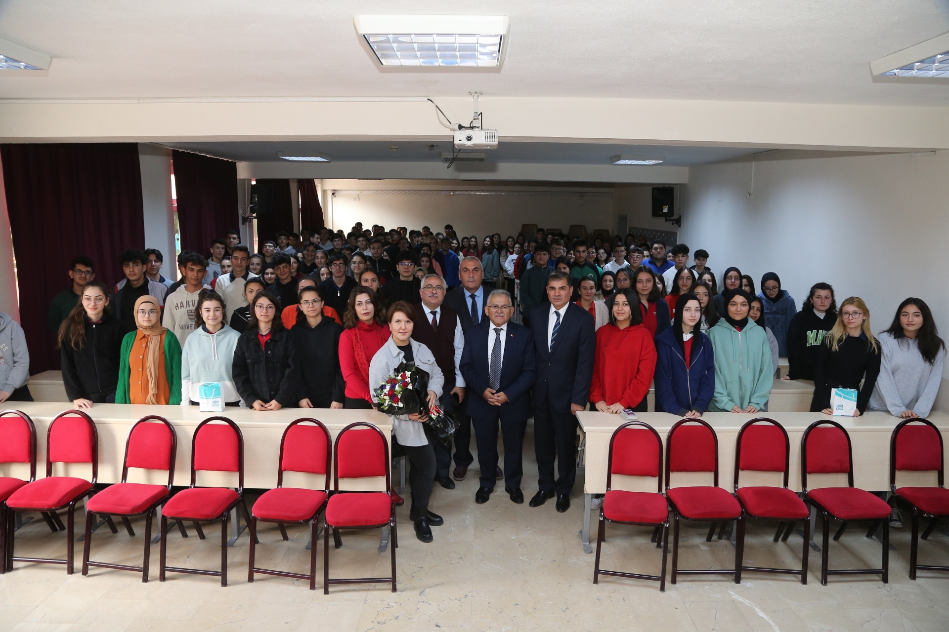 Başkan Büyükkılıç’tan Öğrencilerle Sıcak ve Samimi Sohbet Başkan Büyükkılıç’tan Öğrencilerle Sıcak ve Samimi Sohbet