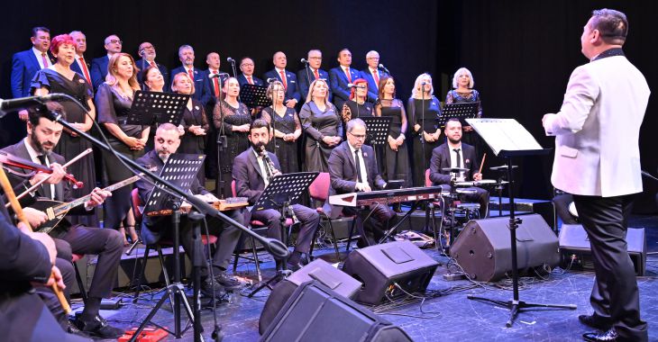 Muhtarlık mührünü sahnede vurdular Muhtarlık mührünü sahnede vurdular