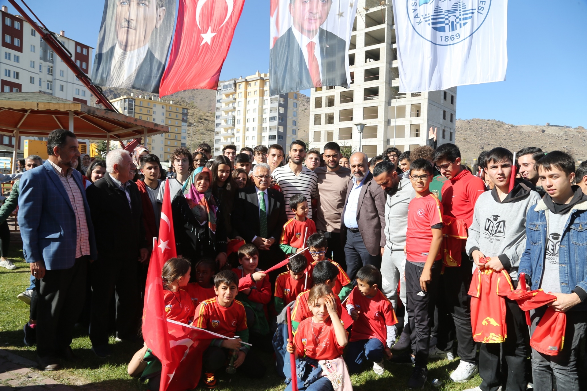 Başkan Büyükkılıç'tan Temel Atma Töreninde Miniklere "Kayserispor" Sürprizi Başkan Büyükkılıç'tan Temel Atma Töreninde Miniklere "Kayserispor" Sürprizi